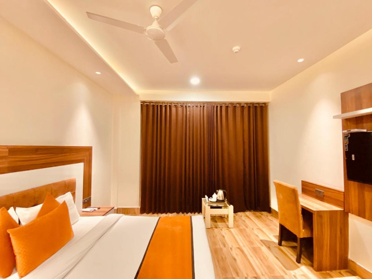 Hotel White And Restaurant 300 Mtr From Golden Temple Amritsar Eksteriør billede