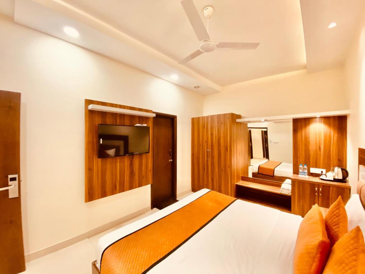Hotel White And Restaurant 300 Mtr From Golden Temple Amritsar Eksteriør billede