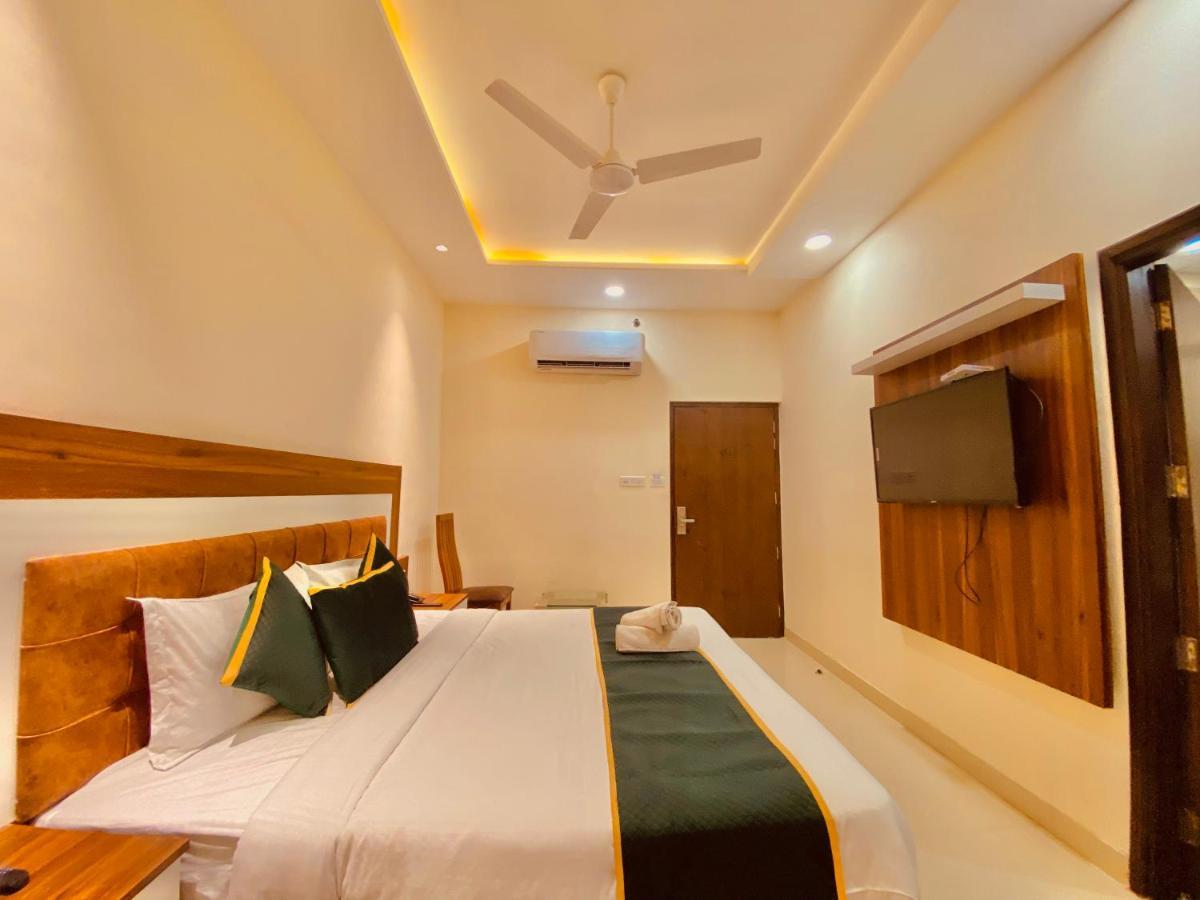 Hotel White And Restaurant 300 Mtr From Golden Temple Amritsar Eksteriør billede