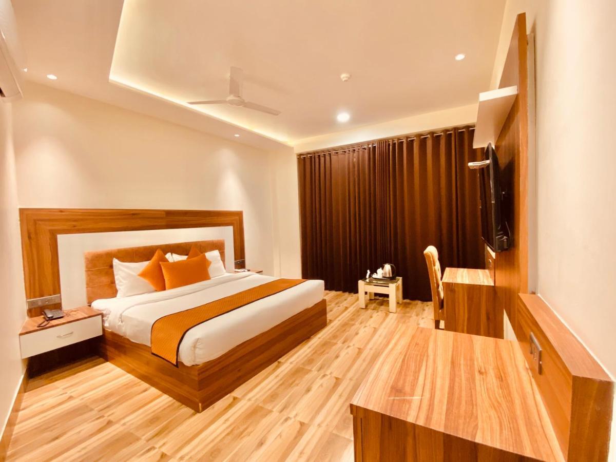 Hotel White And Restaurant 300 Mtr From Golden Temple Amritsar Eksteriør billede