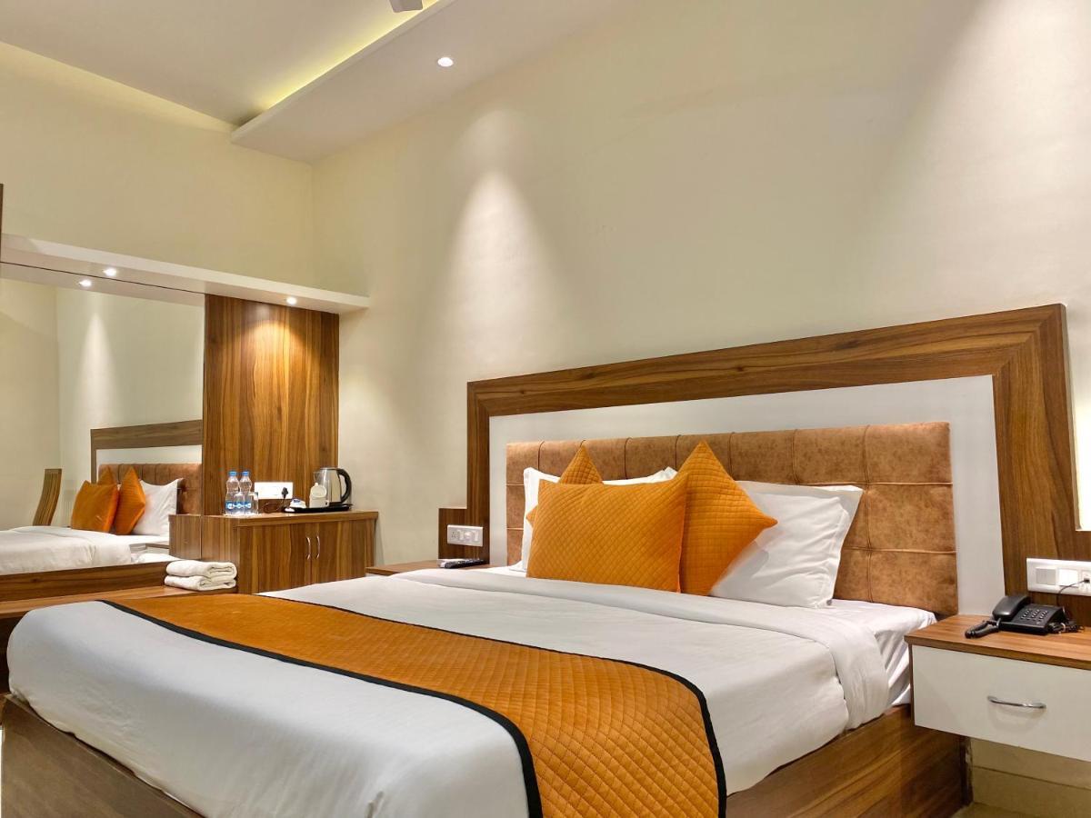 Hotel White And Restaurant 300 Mtr From Golden Temple Amritsar Eksteriør billede