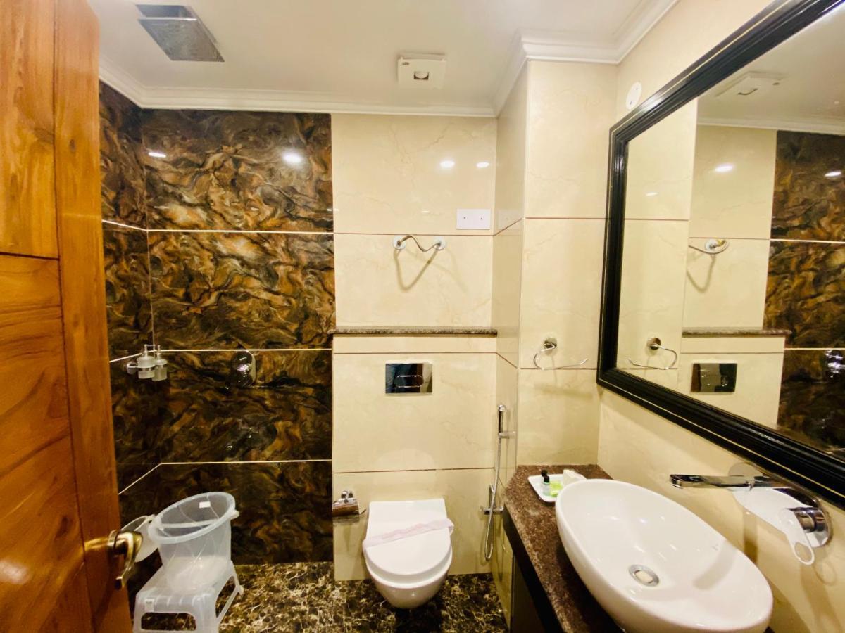Hotel White And Restaurant 300 Mtr From Golden Temple Amritsar Eksteriør billede