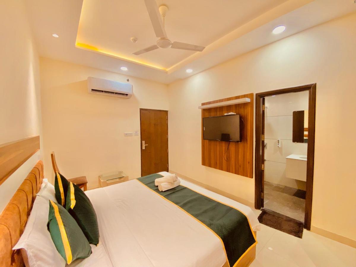 Hotel White And Restaurant 300 Mtr From Golden Temple Amritsar Eksteriør billede