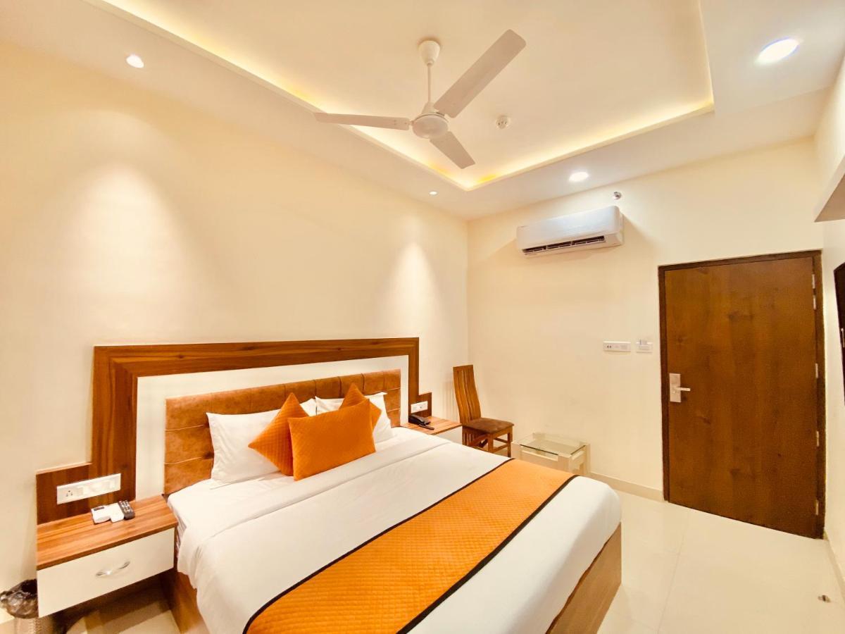 Hotel White And Restaurant 300 Mtr From Golden Temple Amritsar Eksteriør billede