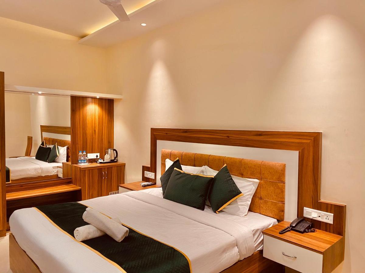 Hotel White And Restaurant 300 Mtr From Golden Temple Amritsar Eksteriør billede