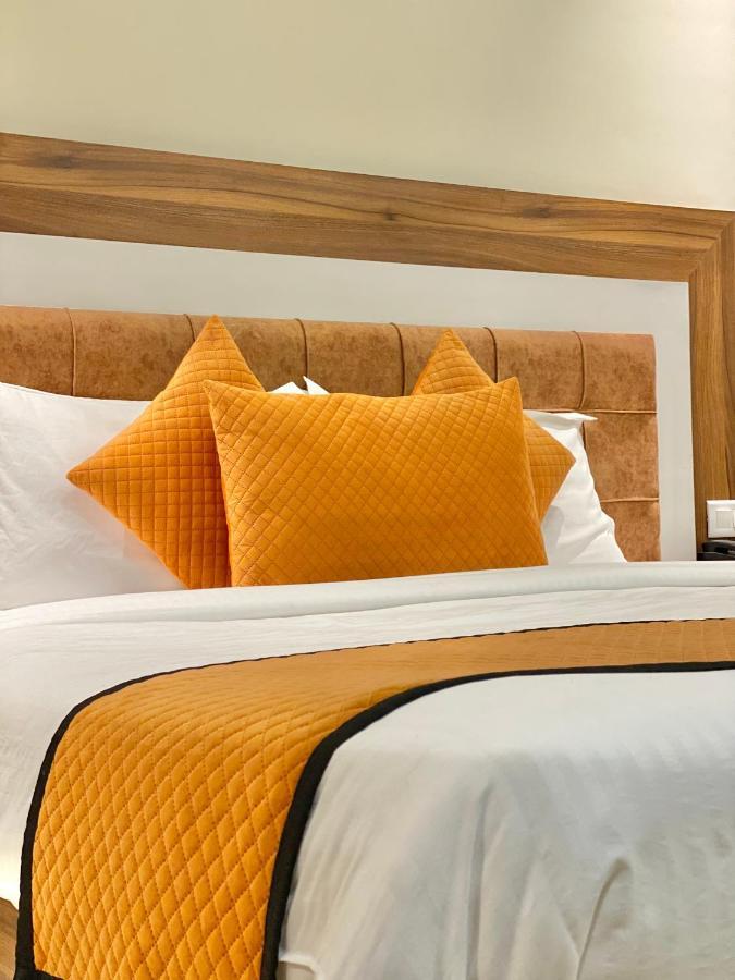 Hotel White And Restaurant 300 Mtr From Golden Temple Amritsar Eksteriør billede