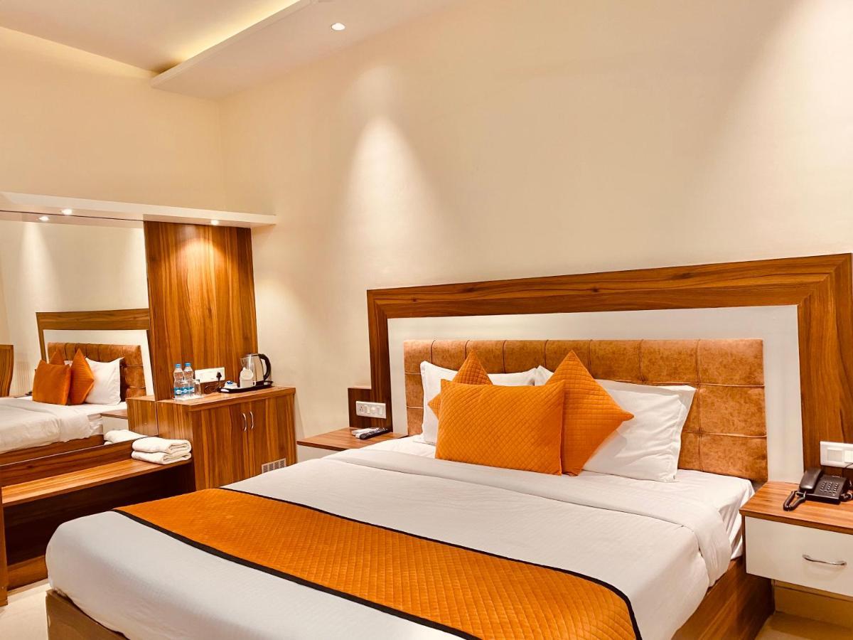 Hotel White And Restaurant 300 Mtr From Golden Temple Amritsar Eksteriør billede