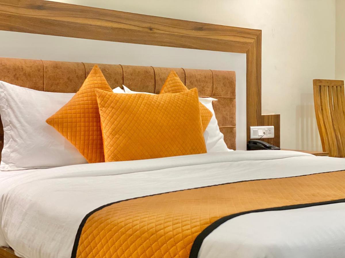 Hotel White And Restaurant 300 Mtr From Golden Temple Amritsar Eksteriør billede