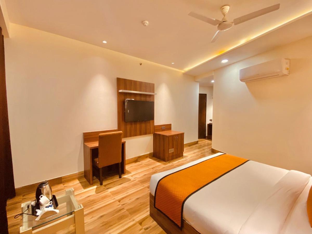 Hotel White And Restaurant 300 Mtr From Golden Temple Amritsar Eksteriør billede