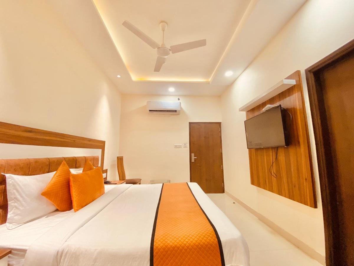 Hotel White And Restaurant 300 Mtr From Golden Temple Amritsar Eksteriør billede
