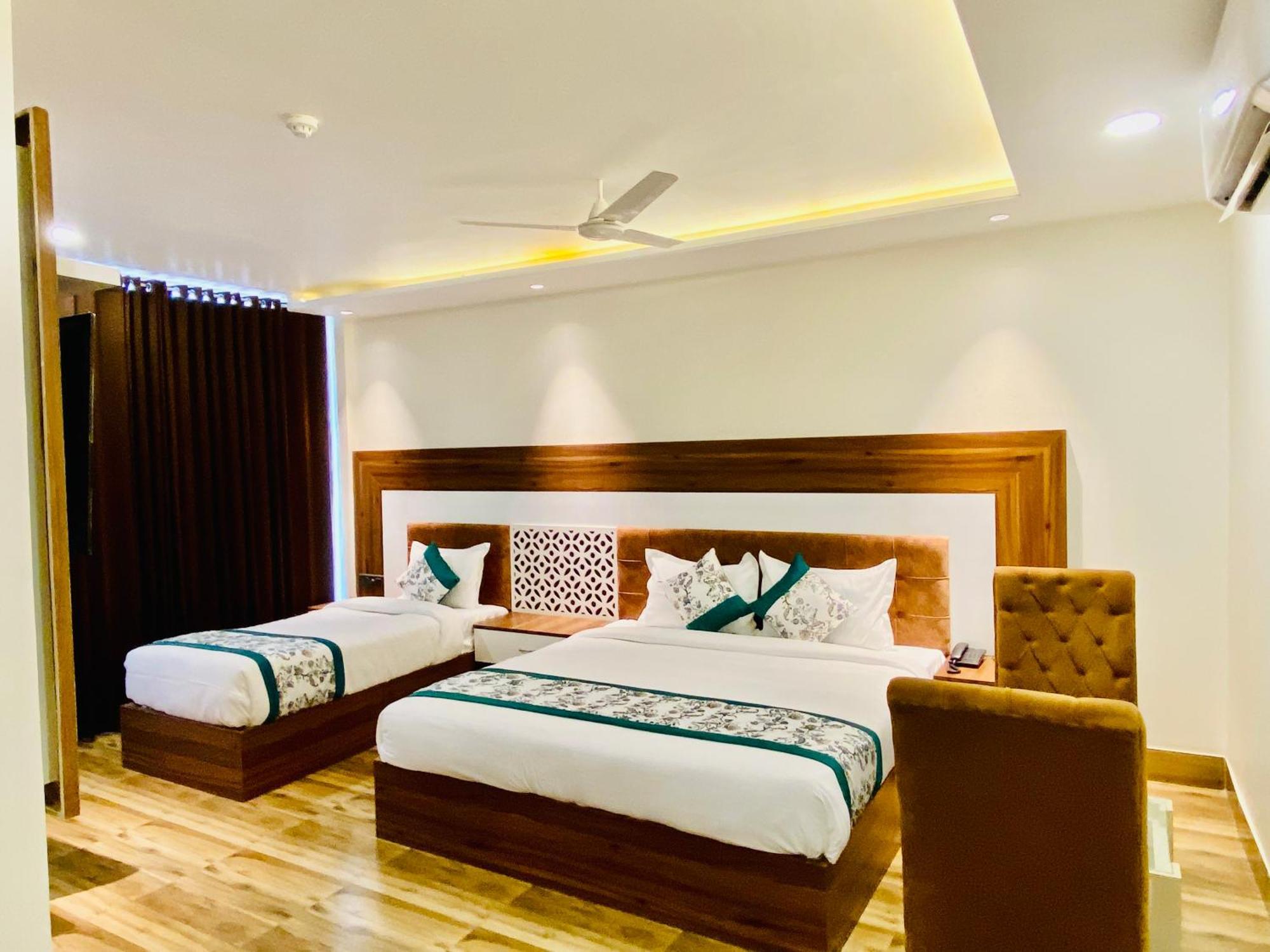 Hotel White And Restaurant 300 Mtr From Golden Temple Amritsar Eksteriør billede