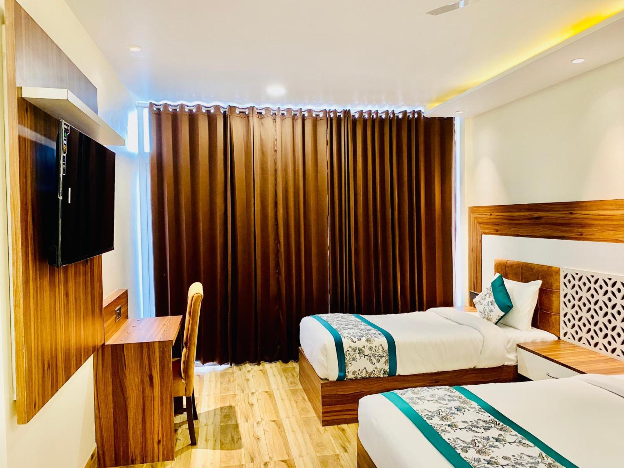 Hotel White And Restaurant 300 Mtr From Golden Temple Amritsar Eksteriør billede