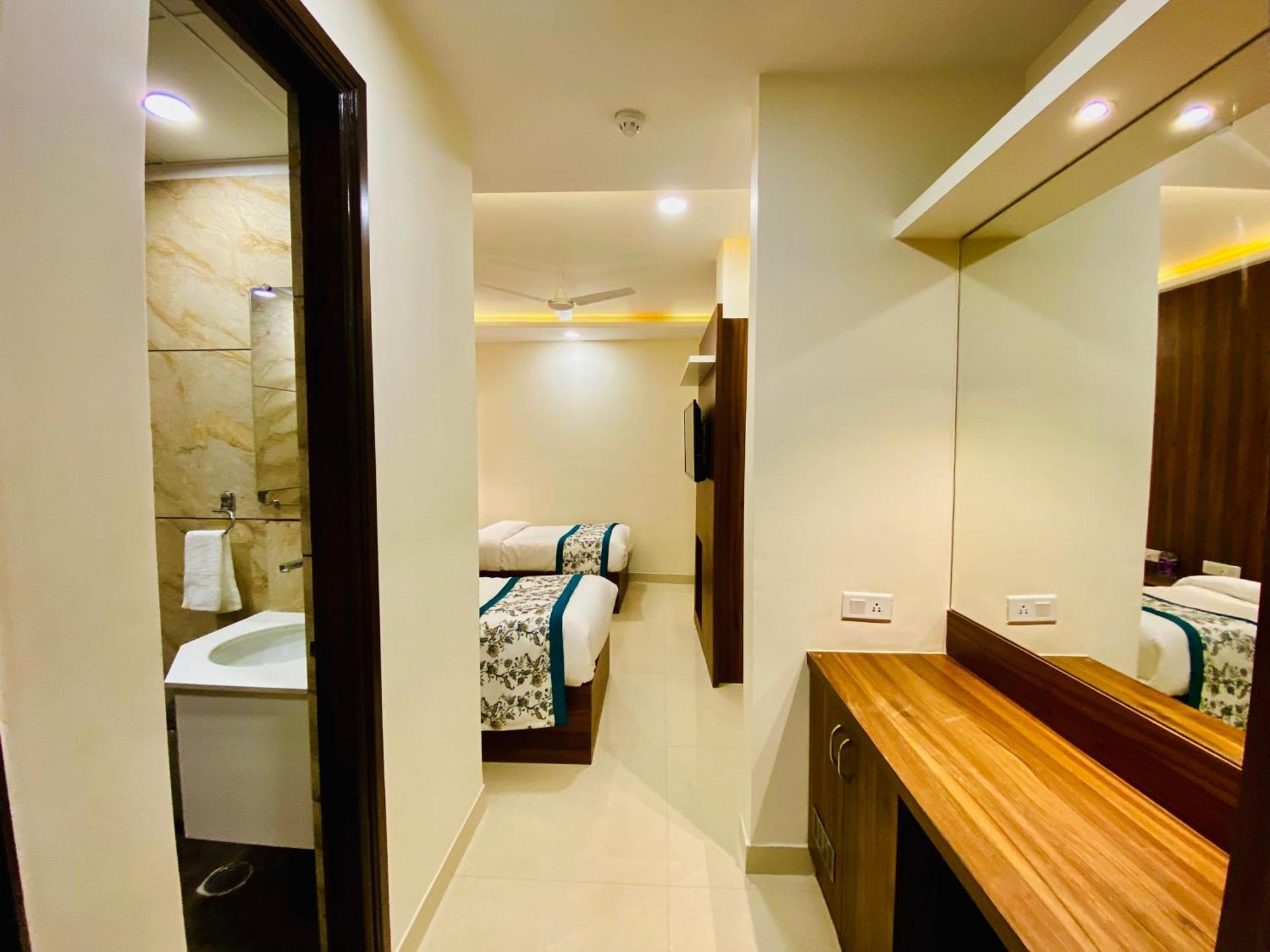 Hotel White And Restaurant 300 Mtr From Golden Temple Amritsar Eksteriør billede