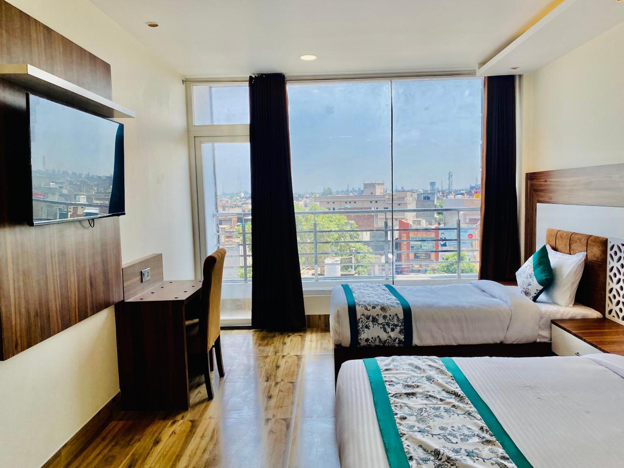 Hotel White And Restaurant 300 Mtr From Golden Temple Amritsar Eksteriør billede