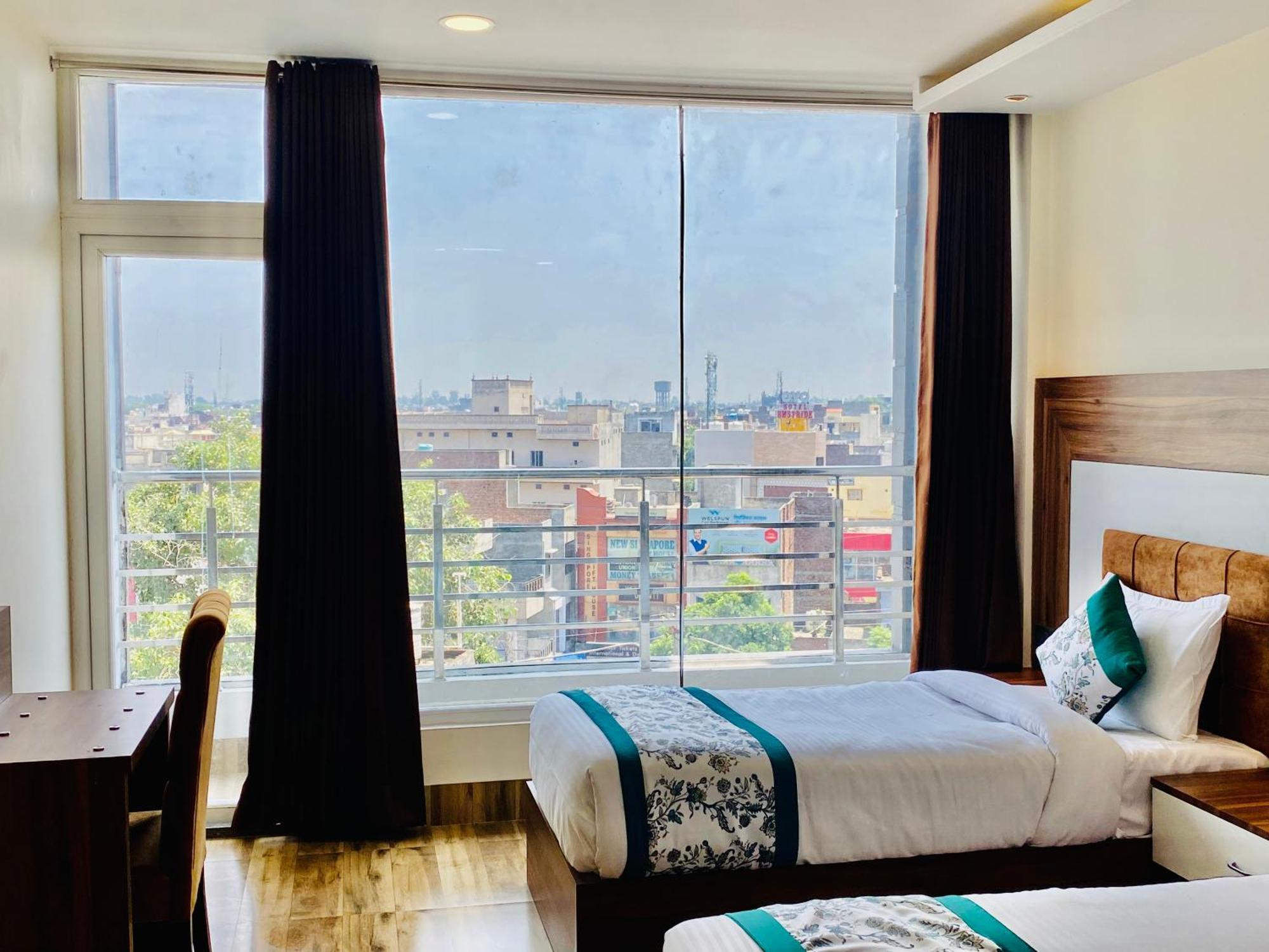 Hotel White And Restaurant 300 Mtr From Golden Temple Amritsar Eksteriør billede