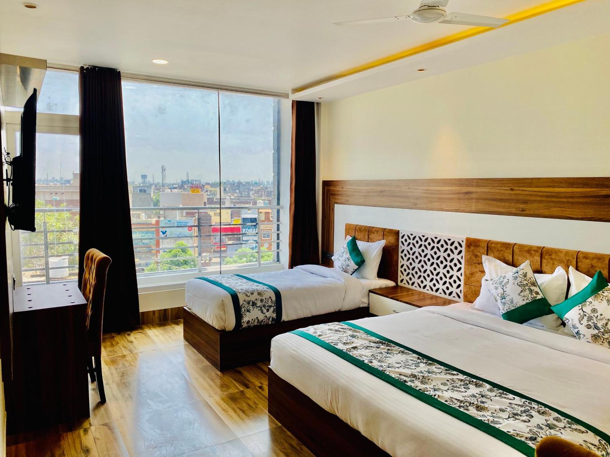 Hotel White And Restaurant 300 Mtr From Golden Temple Amritsar Eksteriør billede